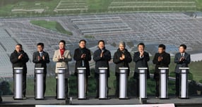 오세훈 서울시장이 3일 오후 서울 노원구 창동차량기지에서 진접차량기지 시험운행 개시 기념식에 참석해 내빈들과 함께 기념 세리머니를 하고 있다. /사진=뉴시스