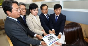 더불어민주당이  법원행정처를 폐지하고 사법행정위원회를 신설하는 내용을 골자로 한 사법행정 정상화 3법을 발의했다. 사진은 3일 전 단장 등이 서울 여의도 국회 의안과에 사법행정 정상화 3법을 제출하는 모습. /사진=뉴스1(공동취재)