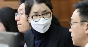 김건희 여사에 대한 1심 구형이 곧 이뤄질 예정이다. 사진은 3일 서울 서초구 서울중앙지방법원에서 주가조작과 통일교 청탁 등의 혐의를 받는 김 여사의 결심공판 진행된 가운데 김 여사가 변호인과 대화하는 모습. /사진=뉴스1(공동취재단)