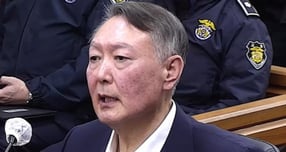 윤석열 전 대통령이 접견 변호사를 통해 &#039;비상계엄 1년&#039; 입장을 전했다. 사진은 윤 전 대통령이 지난달 19일 오후 서울 서초구 서울중앙지방법원에서 열린 한덕수 전 국무총리의 내란 중요임무 종사 등 혐의 공판에 증인으로 출석한 모습. /사진=뉴스1(서울중앙지법 제공)