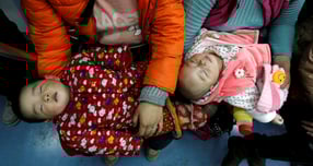 중국 정부가 저출산 대응을 위해 피임기구와 피임약 세금을 부과한다는 외신 보도가 나왔다. 사진은 2013년 3월1일 중국 베이징 지하철에서 잠 든 아이들의 모습. /사진=로이터