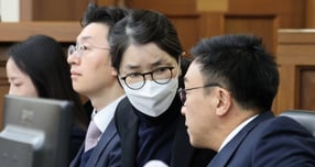 김건희 특검팀(특별검사 민중기)이 1심 결심공판에서 김 여사에게 징역 15년을 구형했다. 사진은 3일 서울 중앙지법에서 열린  도이치모터스 주가 조작·통일교 뇌물·정치자금법 위반 등 결심공판에서 김 여사가 변호인과 대화를 나누는 모습. /사진=뉴스1(사진공동취재단)