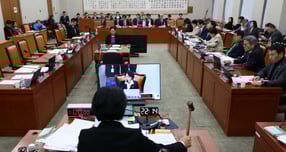 12·3 비상계엄 사태와 관련해 윤석열 전 대통령 등이 연루된 내란 사건을 전담하는 내란전담재판부 설치법이 국회 법제사법위원회 전체회의를 통과했다. 사진은 지난 3일 서울 여의도 국회에서 열린 법제사법위원회 전체회의에서 내란전담재판부 설치법 대안 등이 더불어민주당 등 범여권 주도로 통과되는 모습. /사진=뉴시스