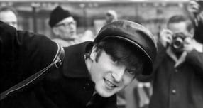 1980년 12월8일. 평화를 노래하던 존 레논이 총격을 당해 사망했다. 사진은 1964년 1월 프랑스 파리에서 일상을 보내던 존 레논의 모습. /사진=로이터