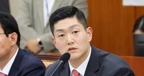 김재섭 국민의힘 의원이 지난 3일 YTN라디오 &#039;김준우의 뉴스 정면 승부&#039;에 출연해 &quot;당이 살려면 윤석열 전 대통령과 관계를 끊고 뼈를 깎는 쇄신을 해야 한다&quot;고 말했다. 사진은 지난 10월20일 김재섭 국민의힘 의원이 서울 여의도 국회에서 열린 정무위원회 국정감사에서 질의 하는 모습. /사진=뉴시스