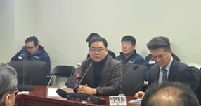 4일 허성무 의원(더불어민주당·경남 창원시성산구)이 &#039;철수설을 넘어 지속가능한 한국지엠 발전방안 마련을 위한 국회 토론회&#039;에 참석해 인사말을 하고 있다. /사진=정연 기자