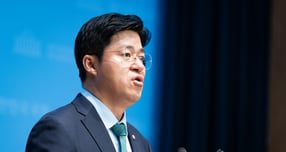 김병기 더불어민주당 원내대표가 인사청탁 논란이 불거진 같은당 문진석 원내운영수석부대표에게 엄중 경고를 한 것으로 알려졌다.사진은 지난 7월21일 박상혁 더불어민주당 원내소통수석대변인이 서울 여의도 국회 소통관에서 브리핑 하는 모습. /사진=뉴스