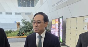 이용배 현대로템 대표이사가 4일 경기 고양시 킨텍스에서 열린 &#039;World Hydrogen Expo 2025&#039; 개막식 참석에 앞서 취재진의 질문에 답하고 있다./사진=공동취재단