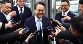 진옥동 신한금융그룹 회장이 4일 서울 중구 신한금융지주회사 사옥으로 들어서고 있다. 신한금융지주 회장후보추천위원회(회추위) 최종 후보군에는 진옥동 현 신한금융 회장과 정상혁 신한은행장, 이선훈 신한투자증권 대표를 비롯해 외부 후보 1명(비공개 요청)이 포함됐다./사진=뉴시스