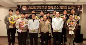  초밥 뷔페 프랜차이즈 쿠우쿠우는 지난 2일 경기도 성남시 본사 3층 대회의실에서 &#039;2025년 우수 가맹점 시상식&#039;을 개최했다/사진=쿠우쿠우