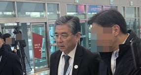 장재훈 현대자동차 부회장이 4일 경기 고양시 WHE 2025(월드 하이드로젠 엑스포) 현장에서 관계자들과 이동하고 있다.사진=김대영 기자