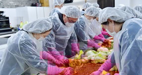 시석중 경기신용보증재단 이사장(왼쪽서 2번째)이 지난 3일 경기도 이웃의 따뜻한 겨울나기를 지원하고, 나눔과 상생의 문화 확산에 기여하고자 &#039;사랑의 김장 봉사&#039;를 하고 있다. /사진제공=경기신용보증재단