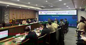 김덕현 연천군수(가운데 맞은편 오른쪽)와 군의원, 관련 부서장, 그린바이오 전문가 등 17여 명이 참석한 가운데 지난 3일 군청 본관 2층 상황실에서 &#039;연천BIX 산업화지원센터 건립사업 기본 및 실시설계 용역&#039; 중간보고회를 열고 있다. /사진제공=연천군