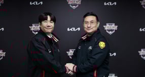 KIA타이거즈가 레전드 양현종과 재계약에 성공했다. 사진은 4일 KIA와 재계약에 성공한 양현종(왼쪽)과 심재학 KIA 단장. /사진=KIA타이거즈 제공