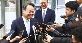 진옥동 신한금융지주 회장이 연임에 사실상 성공했다. 진옥동 신한금융그룹 회장이 4일 서울 중구 신한금융지주회사 사옥으로 들어서고 있다./사진=뉴시스 김근수 기자 