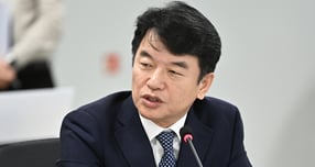 문진석 더불어민주당 원내운영수석부대표가 자신을 둘러싼 &#039;인사청탁&#039; 논란에 대해 사과했다. 사진은 문진석 더불어민주당 의원이 모습. /사진=뉴시스