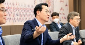 정명근 화성특례시장(사진 가운데)이 지난 8월14일 국립고궁박물관 분관 유치위원회 발족식에서 위원들과 대화하고 있다. /사진제공=화성특례시