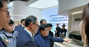 4일 경기도 일산 킨텍스 제2전시관서 열린 &#039;세계 수소 엑스포 2025&#039; 코오롱그룹 부스에 방문한 김성환 기후에너지환경부 장관. /사진=지선우 기자