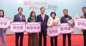 김성제 의왕시장(가운데)이 지난 3일 음식물쓰레기 줄이기 경진대회에서 표창을 받은 감량 우수 공동주택 7곳 관계자들과 기념사진을 촬영하고 있다. /사진제공=의왕시