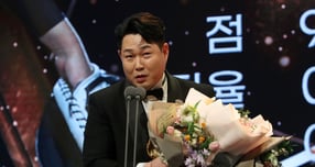 양의지가 KBO리그 최다 골든글러브 수상에 도전한다. 사진은 2022년 골든글러브 수상 당시 양의지. /사진=뉴스