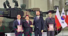 이용배 현대로템 사장(왼쪽 첫번째)이 지난 8월 폴란드 글리비체에서 열린 K2 전차 2차 이행계약(전차 180대, 지원차량 81대, 약 65억불 규모) 서명식에 참석해 안규백 국방부 장관과 브와디스와프 코시니악-카미슈 폴란드 부총리 겸 국방장관, 아르투르 쿱텔 폴란드 군비청장과 기념 촬영을 하고 있다. /사진=국방부