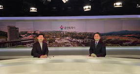 이상일 용인특례시장(왼쪽)이 4일 MBN 전국네트워크뉴스에 출연해 사회자와 기념 촬영을 하고 있다. /사진제공=용인특례시