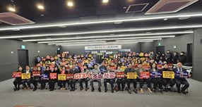 김동근 의정부시장과 김연균 시의회의장 등 시민 100여명이 4일 GTX-C 노선의 조속한 착공을 촉구하는 시민결의대회에서 결의를 다지고 있다. /사진제공=의정부시