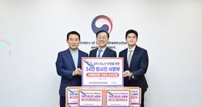 백영현 포천시장(왼쪽)이 지난 3일 서울 정동 국토발전전시관에서 김윤덕 국토교통부 장관(가운데)을 면담하고 GTX-G 노선을 &#039;제5차 국가철도망 구축계획(2026~2035)&#039;에 반영해 줄 것을 건의하고 시민 서명부를 전달하고 있다. /사진제공=포천시