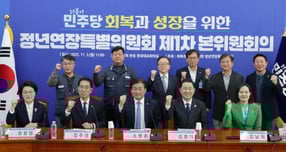 정부가 단계적 정년 상향을 추진하는 가운데 더불어민주당도 정년 연장 논의를 본격화하고 있다.사진은 김병기 더불어민주당 원내대표가 지난 11월3일 서울 여의도 국회에서 열린 회복과 성장을 위한 정년연장특별위원회 제1차 본위원회의에서 기념 촬영을 하고 있는 모습. /사진=뉴스