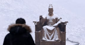 4일 퇴근길에 첫 눈이 내릴 예정이다. 사진은 지난 3월18일 서울 광화문광장에서 한 시민이 지나가는 모습. /사진=뉴스