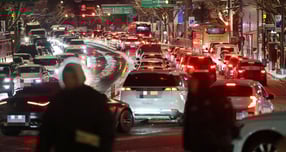 서울시가 지난 4일 내린 폭설로 인한 혼란이 발생하지 않도록 5일 출근대란 대비에 나섰다. 사진은 지난 4일 서울 종로구 안국동 도로에 차량들이 눈길로 인해 정체가 빚어진 모습. /사진=뉴스1 