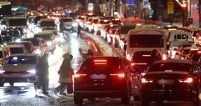 폭설이 내린 지난 4일 오후 도로의 차량들이 눈길에 큰 정체를 빚고 있다. / 사진=뉴스