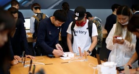 일본 스마트폰 시장에서 아이폰 점유율이 점차 줄어들고 있다는 분석이 나왔다. 사진은 2018년 9월21일 일본 도쿄 오모테산도 애플 스토어에서 고객들이 상품을 살펴본 모습. /사진=로이터