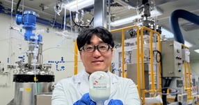 SK이노베이션 환경과학기술원 연구원이 LFP 배터리 재활용 기술을 통해 회수한 탄산리튬(Li₂CO₃)을 소개하고 있다. /사진=SK이노베이션