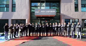 4일 김경일 파주시장(오른쪽 열번째)이 &#039;파주시 상생지원센터&#039;개소식에 참석해 관계자들과 사진 촬영을 하고 있다. /사진제공=파주시