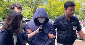 이른바 &#039;태국 파타야 드럼통 살인 사건&#039; 일당 3명에게 중형이 확정됐다. 사진은 태국 파타야에서 공범 2명과 함께 한국인 관광객을 납치 살해한 혐의를 받는 피의자 A씨가 지난해 9월26일 오후 경남 창원 성산구 창원지방법원에서 열린 구속 전 피의자 심문(영장실질심사)에 출석하고 있는 모습. /사진=뉴스