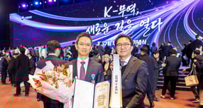 GC녹십자가 3억불 수출의 탑을 수상했다. 사진은 수상 후 기념사진을 촬영한 허은철 GC녹십자 대표(왼쪽)와 이우진 GC녹십자 글로벌사업본부장. /사진=GC녹십자