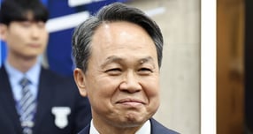 진옥동 신한금융 회장이 4일 오후 서울 중구 신한은행 본점에서 연임 소감을 밝히며 웃음짓고 있다./사진=뉴스