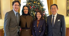 저스틴 트뤼도 전 캐나다 총리와 미국 팝스타 케이티 페리가 일본에서 기시다 후미오 전 일본 총리 부부를 만났다. 사진은 지난 3일 기시다 전 총리가 엑스(X·옛 트위터)를 통해 공개한 트뤼도 전 총리를 만난 모습. (왼쪽부터) 트뤼도 전 총리, 케이티 페리, 유코 여사, 기시다 전 총리. /사진=기시다 전 총리 엑스 캡처