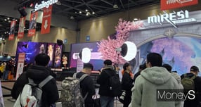 스마일게이트가 AGF2025 행사 기간동안 일산 킨텍스 제 1전시장의 A27구역에서 80부스 규모로 문을 열고 이용자들을 맞이한다. /사진=김미현 기자