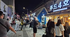 보산동 외국인관광특구 월드푸드스트리트 한 식당 앞에 방문객들이 줄서서 기다리고 있다. /사진제공=동두천시