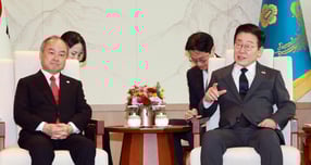 이재명 대통령이 손정의 일본 소프트뱅크 회장에게 한·일 AI 분야 협력 가교 역할을 요청했다. 사진은 이 대통령(오른쪽)이 5일 서울 용산 대통령실 청사에서 손 회장을 접견한 모습. /사진=뉴시스