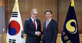 이억원 금융위원장이 데이비드 A. 자폴스키 아마존 수석부회장과 만나 AI 시대에서 금융권의 보안 체계 강화 방안을 논했다. 사진은 5일 오전 정부서울청사에서 이 위원장(오른쪽)과 자폴스키 수석부회장이 악수하는 모습. /사진=금융위원회