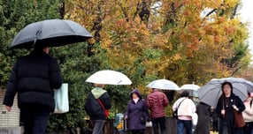 6일 수도권 지역엔 오후부터 밤사이에 비가 내릴 것으로 보인다. 사진은 지난달 25일 서울 종로구 광화문광장에서 우산을 쓴 시민들이 신호를 기다리는 모습. /사진=뉴시스