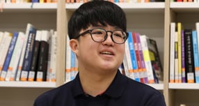 2026학년도 대학수학능력시험 만점을 받은 왕정건군(18)이 소감을 전했다. 사진은 5일 오전 왕군이 서울 광진구 광남고등학교에서 언론과 인터뷰하고 있는 모습. /사진=뉴스