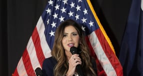 크리스티 놈 미국 국토안보부 장관이 입국 금지 대상국을 현행 19개국에서 30개국 이상으로 확대할 계획이라고 인터뷰를 통해 전했다. 사진은 놈 장관이 지난달 7일 미 버클리카운티 공화당에서 연설한 모습. /사진=로이터