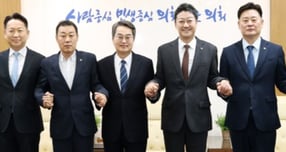 김동연 경기도지사(가운데)가 5일 경기도의회를 방문해, 김진경 의장(오른쪽에서 세 번째) 등 도의회 지도부에게 집행부의 행정사무감사 불출석에 대해 유감의 뜻을 전달했다. /사진제공=경기도의회 