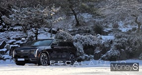 슈퍼크루즈 활성화 상태로 고속도로를 주행 중인 에스컬레이드 IQ. 느린 차량을 만나면 시스템이 먼저 차선 변경을 제안하고 방향을 그래픽으로 표시한다. /사진=김대영 기자