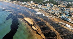 2007년 12월7일 태안 앞바다에서 삼성중공업 해상크레인 예인선단과 홍콩 선적 유조선 허베이스피리트호가 충돌하며 대규모 기름 유출이 발생했다. 사진은 2007년 기름 유출 사고 당시 소원면 마포리 모습. /사진=태안군 제공