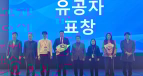 최민석 스틸싸이클 부회장(사진 좌측에서 4번째)이 &#039;2025년 사업장폐기물 관리 담당자 역량강화 워크숍&#039;에서 기후에너지환경부장관상을 수상했다. /사진=고려아연